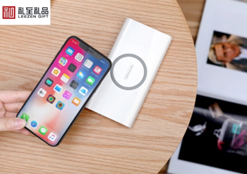定制年會(huì)禮品送移動(dòng)電源的四大優(yōu)勢(shì)