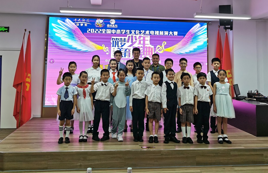 筑夢少年 美育盛典 —— 2022全國中小學(xué)生文化藝術(shù)電視展演大賽在禮商云倉深圳禮品文化直播基地舉行。
